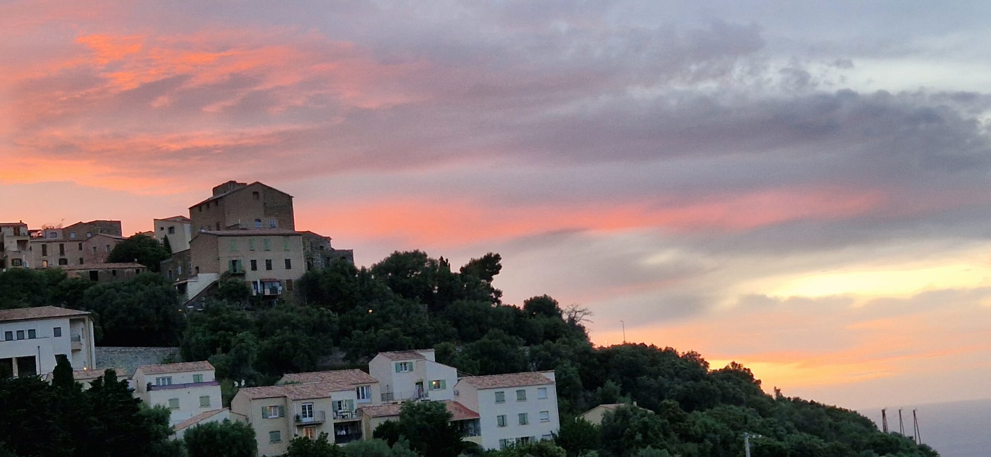 Coucher de soleil sur village