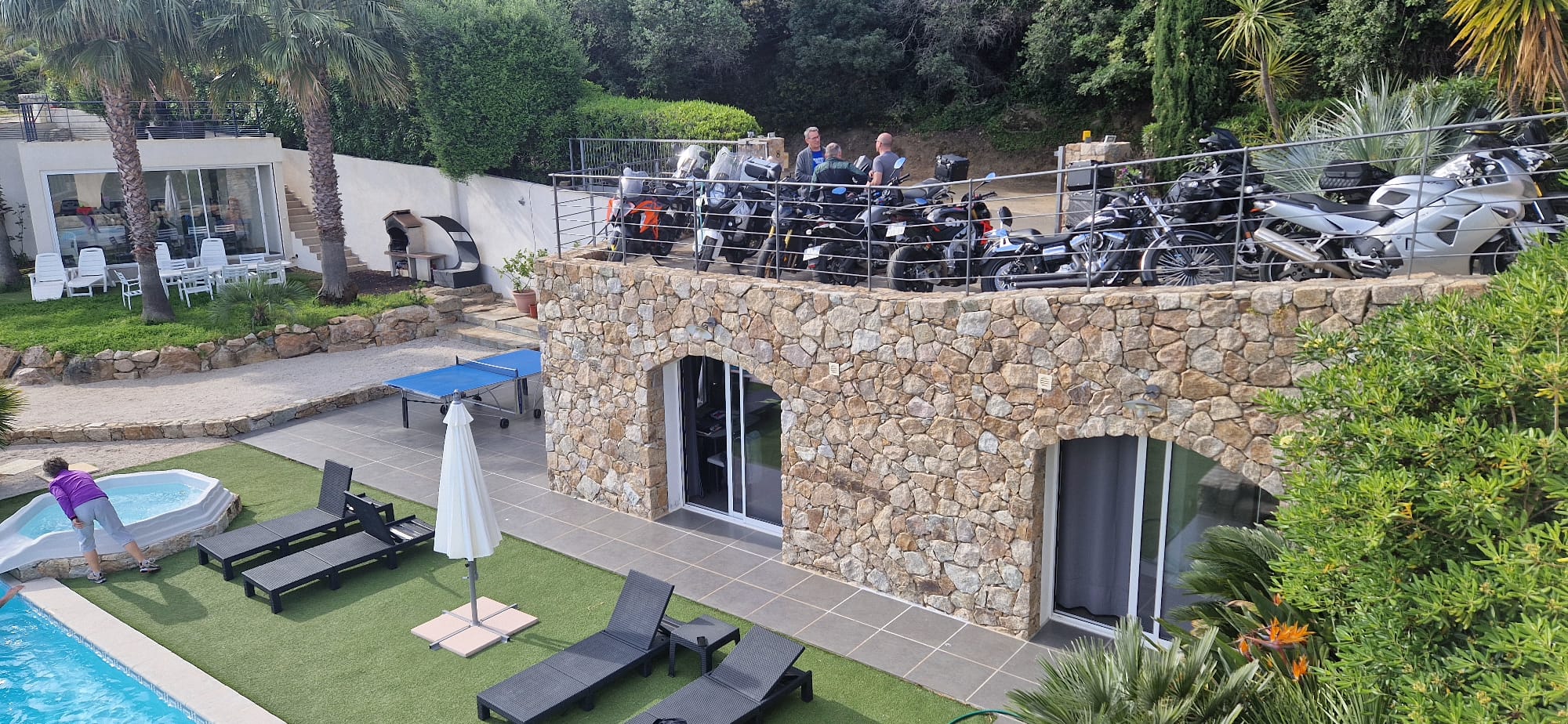 Villa avec motos en Corse