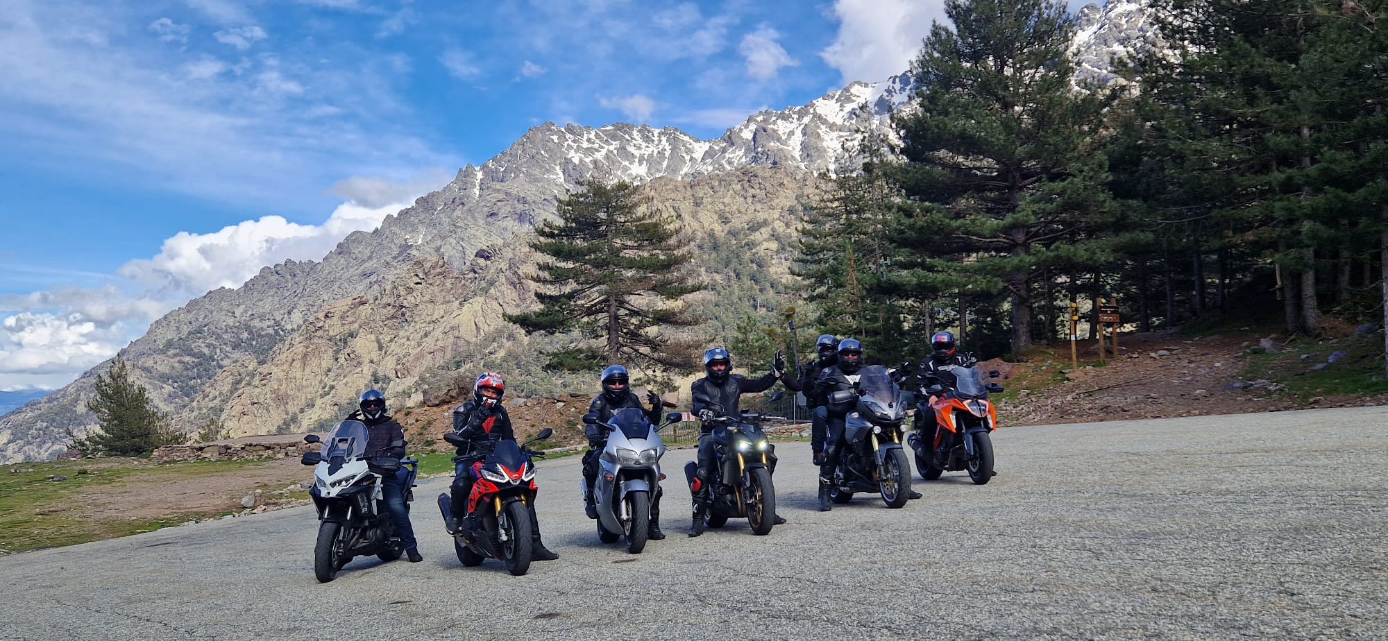 Le groupe en Corse avec montagnes enneigées