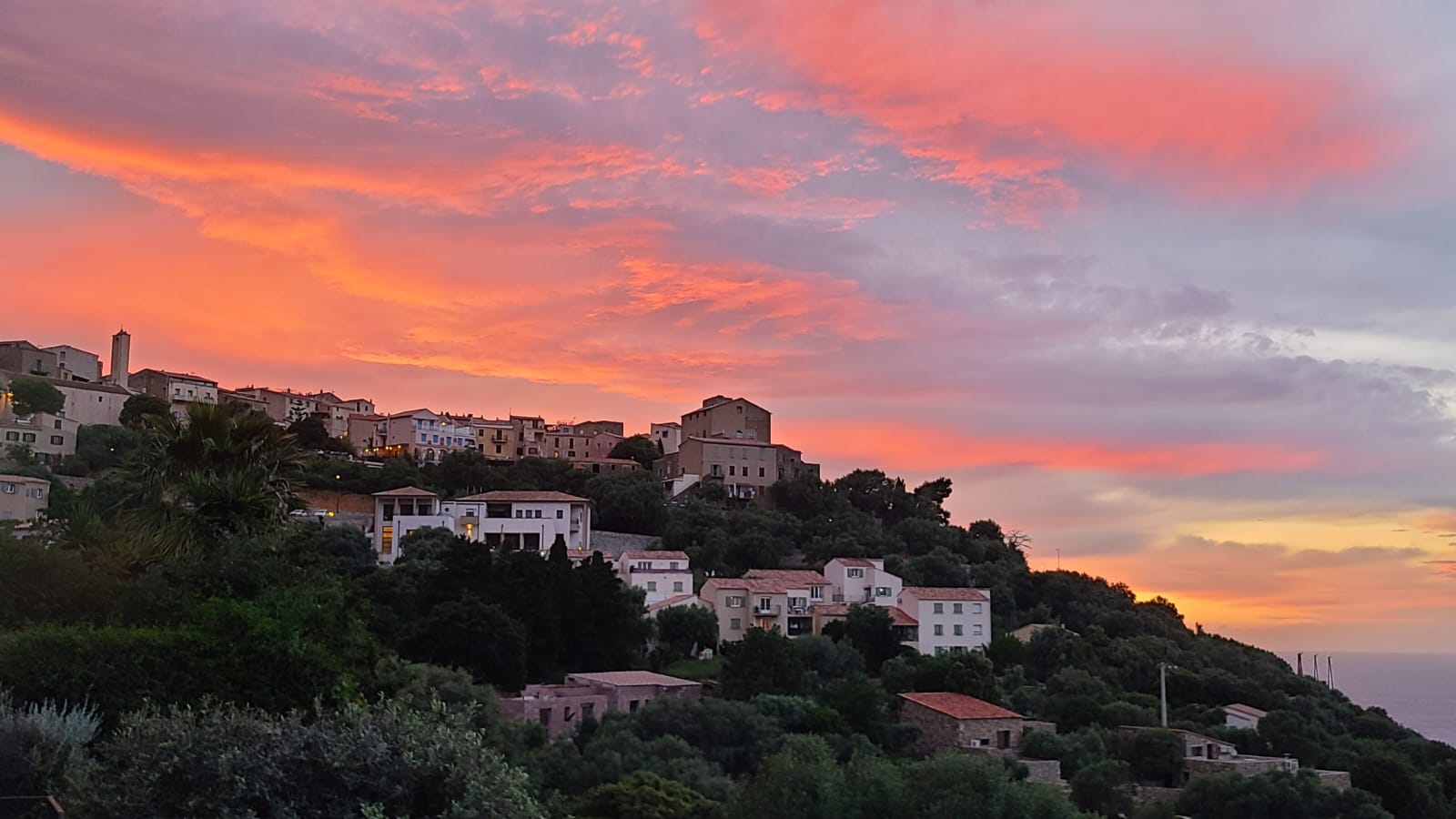 Coucher de soleil sur village corse