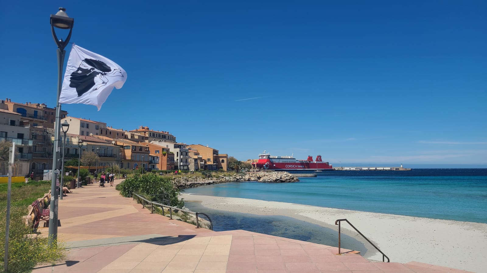 Port corse avec drapeau