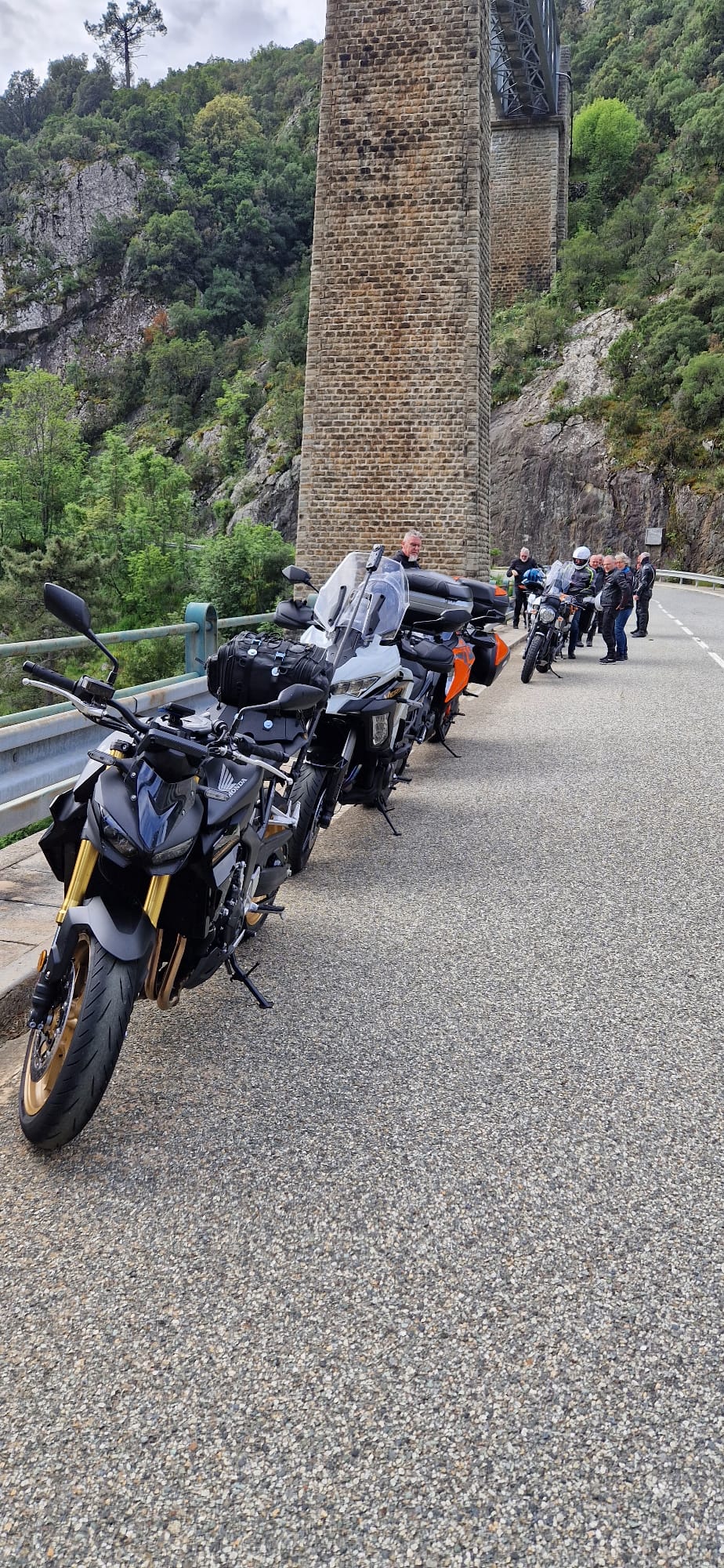 Motos garées en montagne